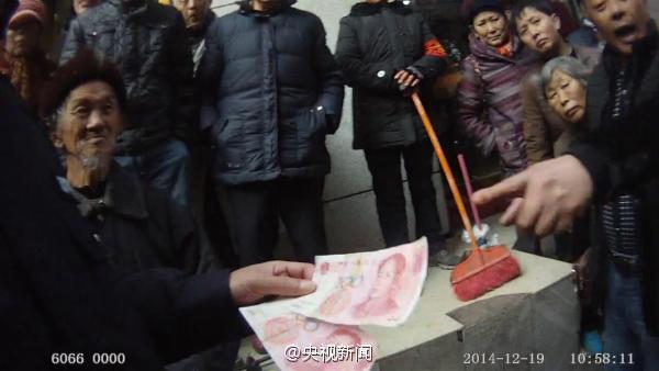 重慶七旬老漢賣柑橘收200元假鈔 警民湊錢高價(jià)買橘 圖