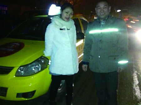 重慶北站北廣場乘客出站遇困難 愛心的哥組隊免費轉運