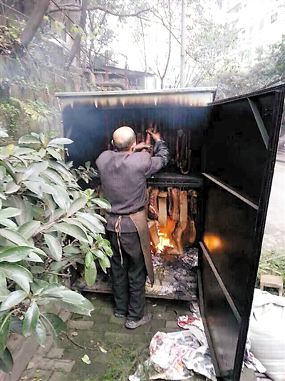 一次能熏300斤臘肉煙還少 來看看熏臘肉的神器!