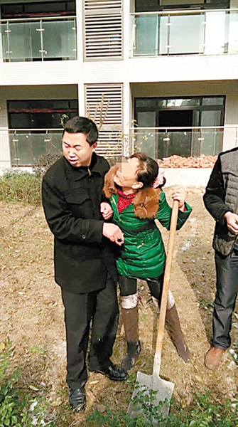 業主違建被勸阻情緒失控 咬物業兩口吐七次口水