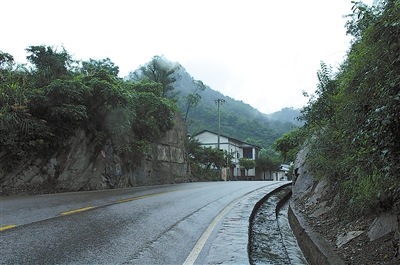 重慶第一關青木關旁坡坡上 藏著一個7000萬歲的石老翁