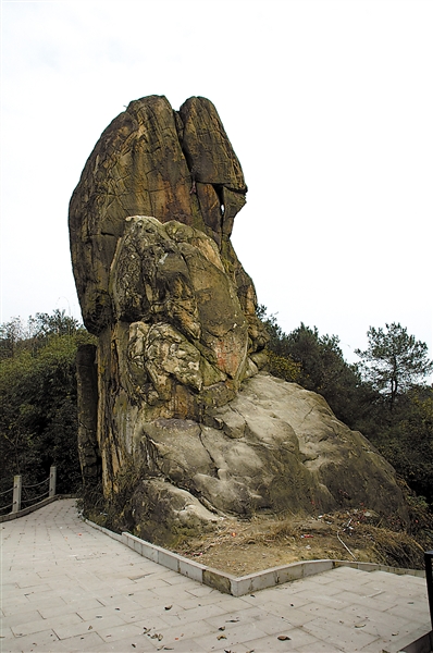 重慶第一關青木關旁坡坡上 藏著一個7000萬歲的石老翁