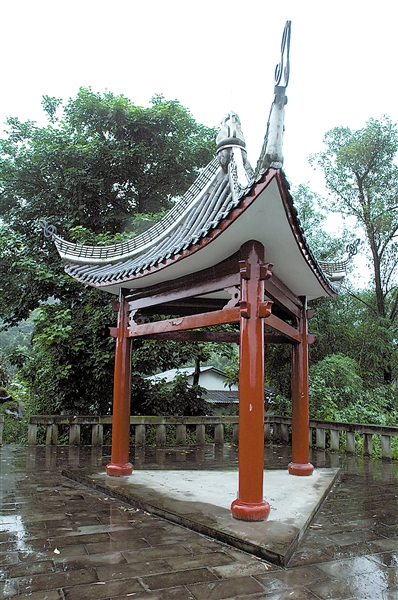 重慶第一關青木關旁坡坡上 藏著一個7000萬歲的石老翁