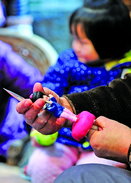 重慶洪崖洞有個“泥人時”沒學過美術卻捏誰像誰