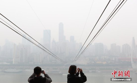 重慶遭遇霧霾天 遠(yuǎn)處城市被“深埋”
