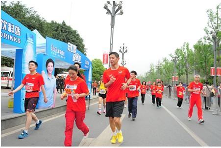 2013年重慶馬拉松賽鳴槍 康師傅礦物質水為選手“加油”