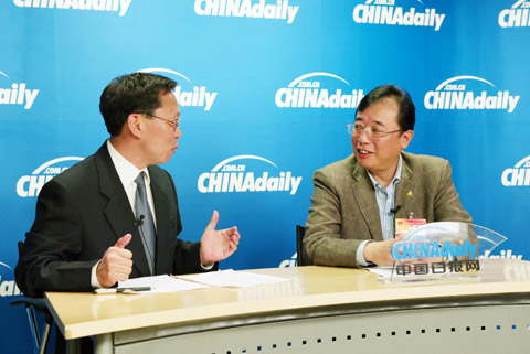 張家界市市長趙小明與主持人合影