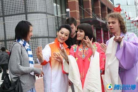 世博志愿者之歌MV開拍 譚晶現場演京劇