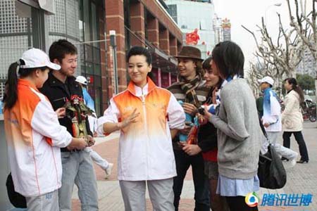 世博志愿者之歌MV開拍 譚晶現場演京劇