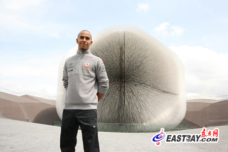 前F1冠軍漢密爾頓英國館內助陣世博[圖]