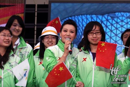 世博志愿者宣傳大使譚晶演唱會在博覽廣場舉行