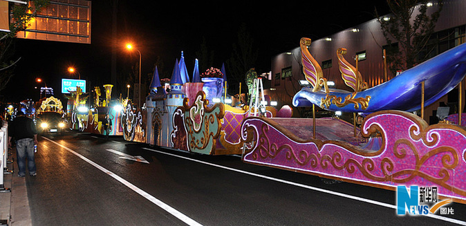 世博會巡游彩車進行最后一次帶妝彩排