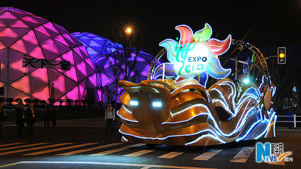 世博會巡游彩車進行最后一次帶妝彩排