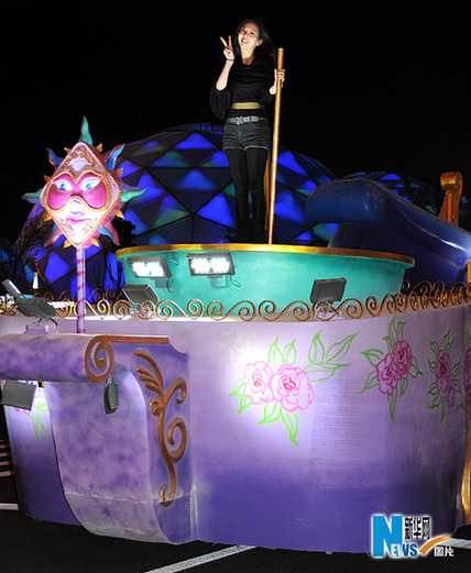 世博會巡游彩車進行最后一次帶妝彩排