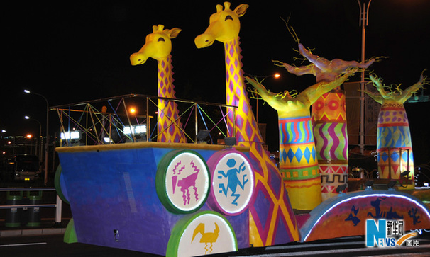 世博會巡游彩車進行最后一次帶妝彩排