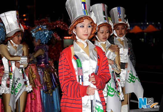 世博會巡游彩車進行最后一次帶妝彩排