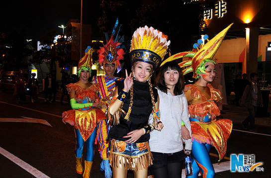世博會巡游彩車進行最后一次帶妝彩排