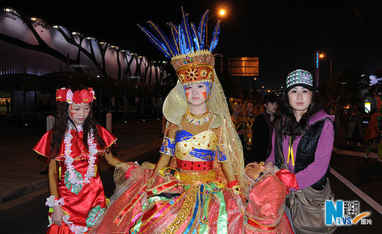 世博會巡游彩車進行最后一次帶妝彩排