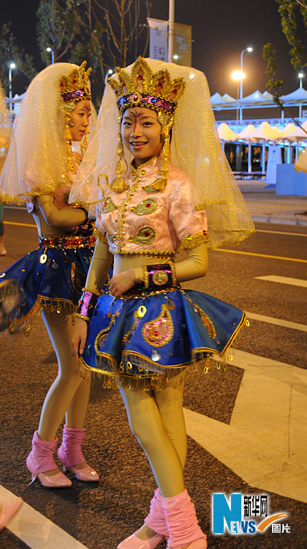 世博會(huì)巡游彩車進(jìn)行最后一次帶妝彩排