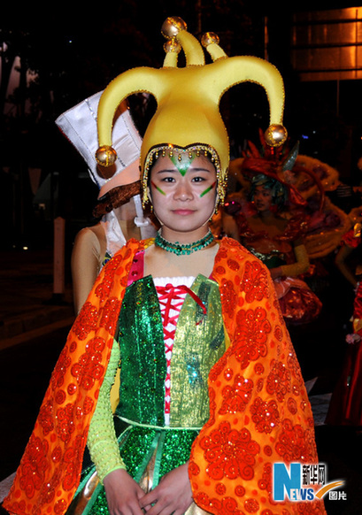 世博會巡游彩車進行最后一次帶妝彩排