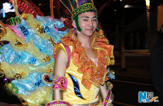 世博會巡游彩車進行最后一次帶妝彩排