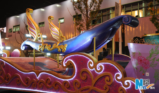 世博會巡游彩車進(jìn)行最后一次帶妝彩排