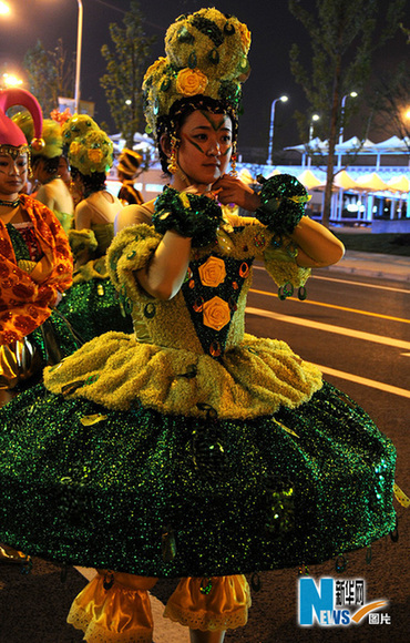 世博會巡游彩車進行最后一次帶妝彩排