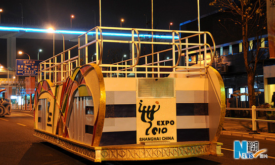 世博會(huì)巡游彩車(chē)進(jìn)行最后一次帶妝彩排