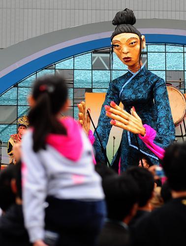 巨型木偶互動巡游 世博城市廣場大狂歡(組圖)