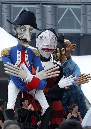 巨型木偶互動巡游 世博城市廣場大狂歡(組圖)