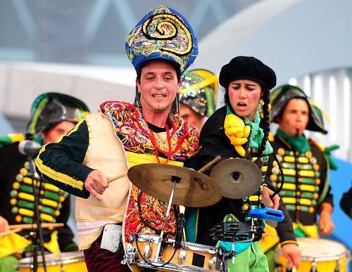 巨型木偶互動巡游 世博城市廣場大狂歡(組圖)