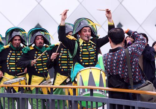 巨型木偶互動(dòng)巡游 世博城市廣場大狂歡(組圖)