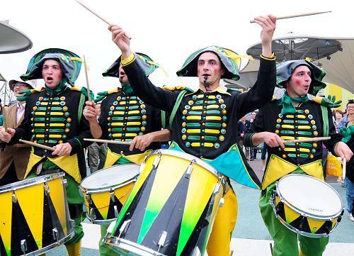 巨型木偶互動巡游 世博城市廣場大狂歡(組圖)