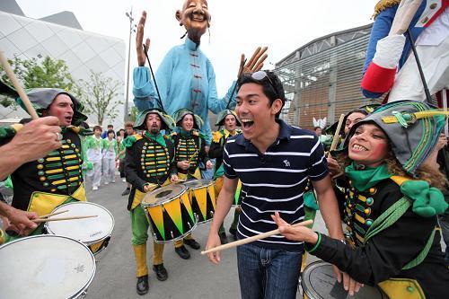 巨型木偶互動巡游 世博城市廣場大狂歡(組圖)