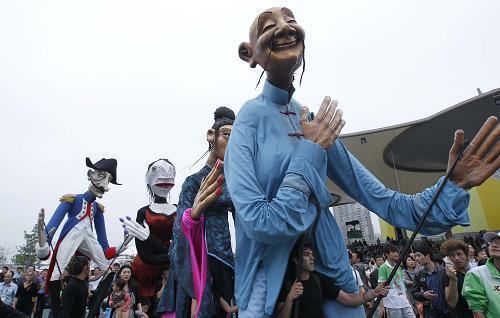 巨型木偶互動巡游 世博城市廣場大狂歡(組圖)