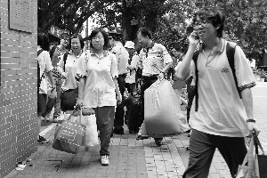 世博游成高考學生首選 十個考生九個要觀博