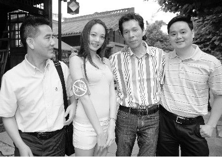 美女街頭獻吻走紅 欲為世博環保再獻香吻(圖)