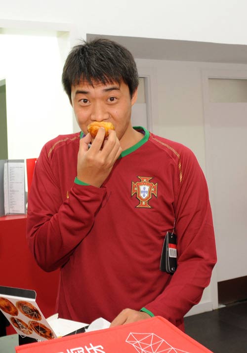 葡萄牙館第888888名游客獲贈(zèng)C羅親筆簽名球衣