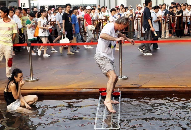 “行為藝術”表演讓世博排隊變輕松