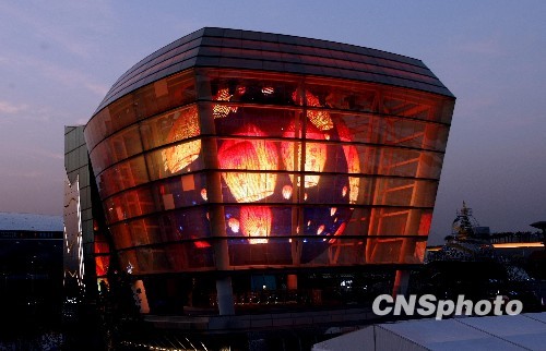 世博臺灣館第20萬名游客獲贈筆記本電腦