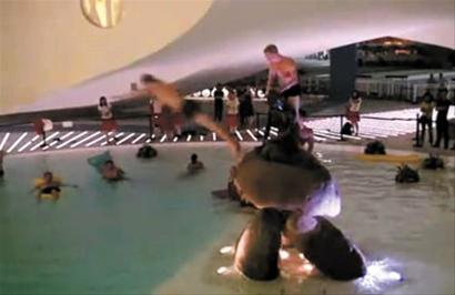 丹麥館工作人員小美人魚池游泳嬉戲引發(fā)爭(zhēng)議(圖)