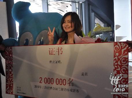 豪華大禮“砸暈”世博會(huì)智利館第一百萬(wàn)名游客(圖)