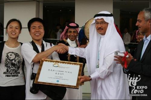 豪華大禮“砸暈”世博會智利館第一百萬名游客(圖)