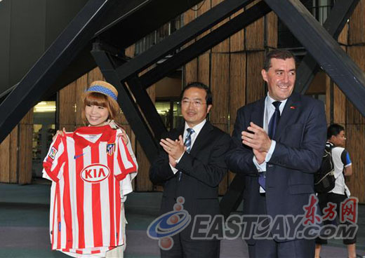 豪華大禮“砸暈”世博會(huì)智利館第一百萬(wàn)名游客(圖)