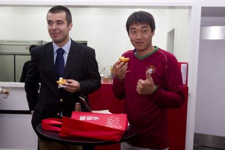 豪華大禮“砸暈”世博會智利館第一百萬名游客(圖)