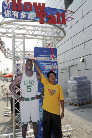 美國館外游客現場與NBA巨星