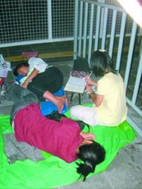 游客通宵排隊為搶預約券 入口處打地鋪(圖)