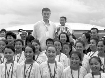 姚明濮存昕金晶帶少年兒童參觀沙特館(圖)