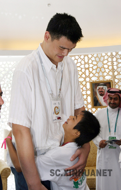 姚明帶百位災區兒童同游世博