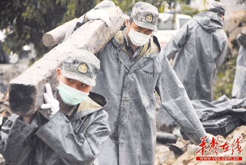 湖南省委書記周強冒險深入災區農家察民情